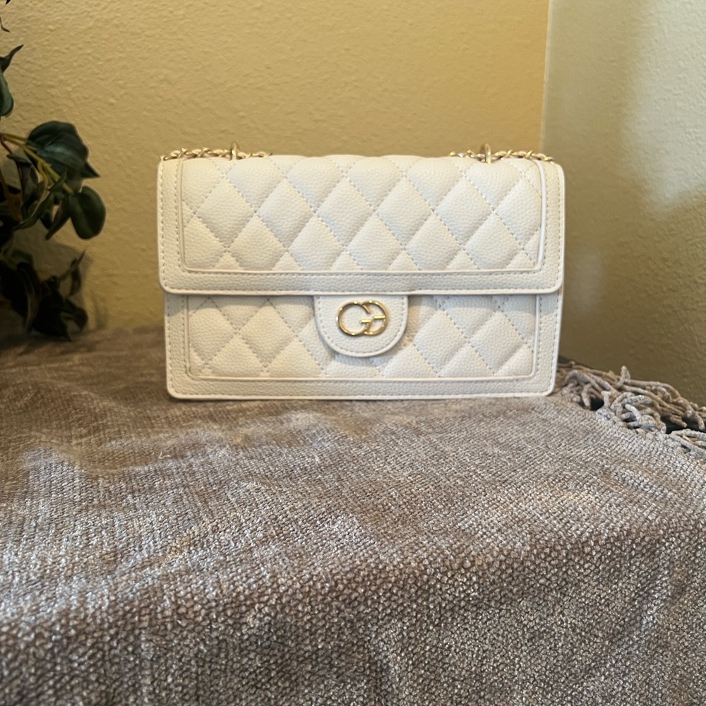 Elegant White Quilted Shoulder Bag